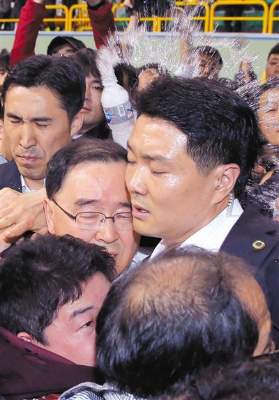 17日，鄭烘原（中）會見乘客家屬時，遭到家屬辱罵、潑水。