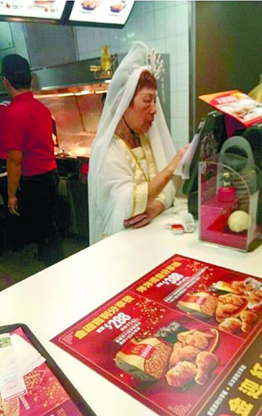 麥當(dāng)勞也挺拼的！店員化身觀音為顧客點餐