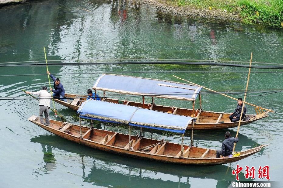 5月2日，鳳凰縣搜尋人員仍在沱江下游搜尋。