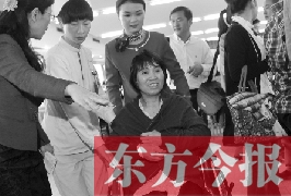 坐在輪椅上的，就是為兒子捐出肝、腎的母親潘大想