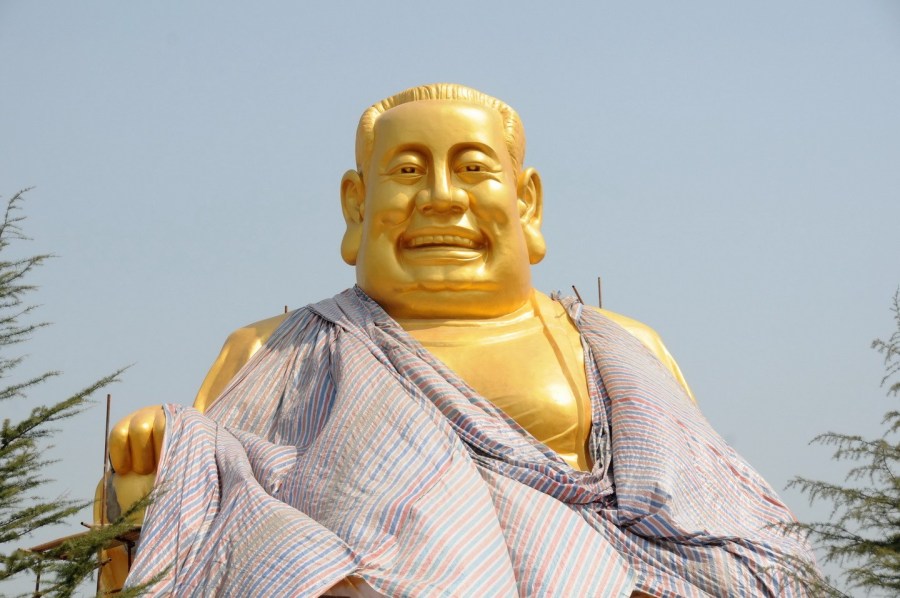 圖位此前的4月26日，“佛像”上出現(xiàn)帆布，最終，工作人員將帆布蓋在“佛像”頭像上。