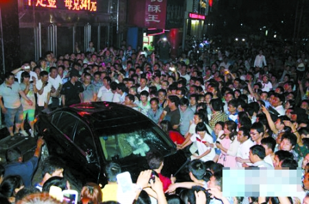 濟(jì)源“本田女”擦碰后稱后臺(tái)硬 濟(jì)源“本田女”擦碰后稱后臺(tái)硬