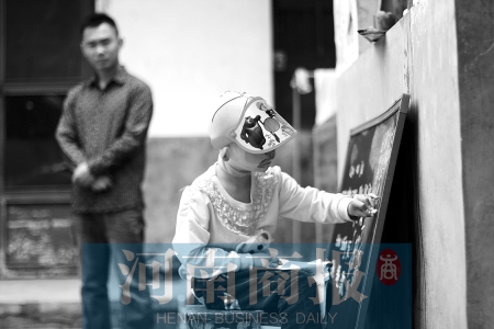 右手受傷了，她用左手在家里的小黑板上練習(xí)寫字