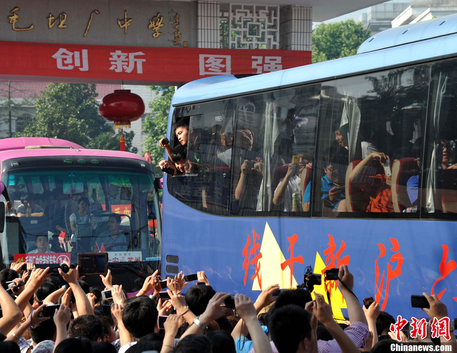 6月5日，一年一度的毛坦廠鎮(zhèn)“送考節(jié)”到來(lái)，70輛大巴車護(hù)送毛坦廠中學(xué)萬(wàn)名考生安全赴考。