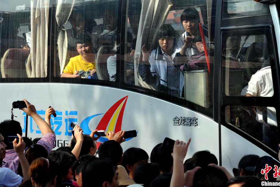 6月5日，一年一度的毛坦廠鎮(zhèn)“送考節(jié)”到來(lái)，70輛大巴車護(hù)送毛坦廠中學(xué)萬(wàn)名考生安全赴考。
