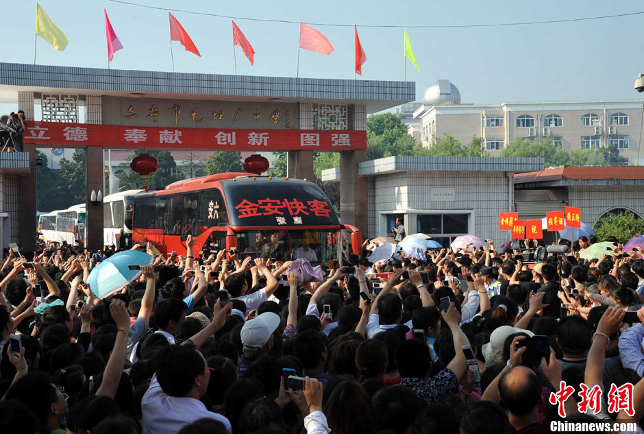 6月5日，一年一度的毛坦廠鎮(zhèn)“送考節(jié)”到來(lái)，70輛大巴車護(hù)送毛坦廠中學(xué)萬(wàn)名考生安全赴考。