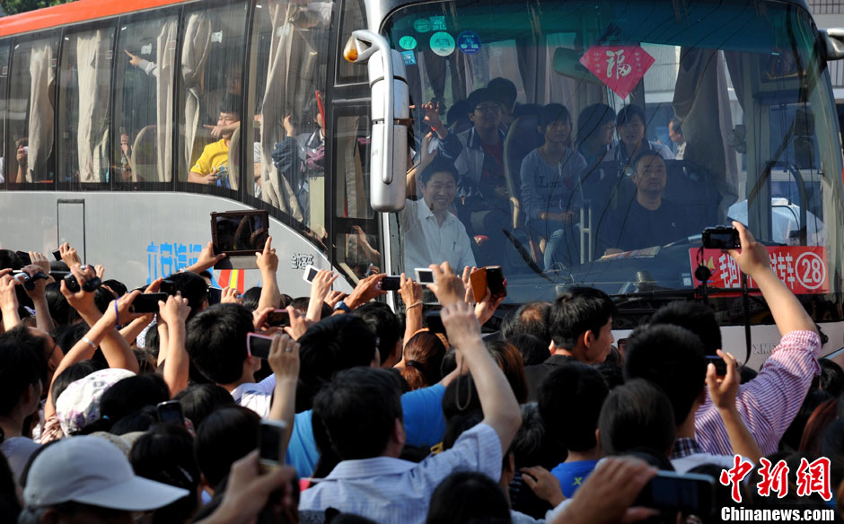 6月5日，一年一度的毛坦廠鎮(zhèn)“送考節(jié)”到來(lái)，70輛大巴車護(hù)送毛坦廠中學(xué)萬(wàn)名考生安全赴考