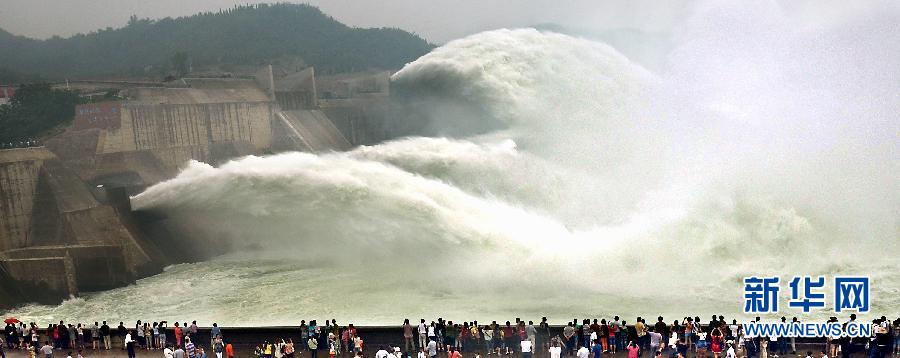 　　6月22日，大批游客聚集在黃河小浪底出水口前觀看巨瀑飛瀉的景觀。