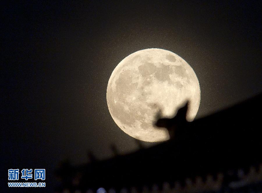 6月23日晚，在北京故宮角樓附近拍攝的圓月。