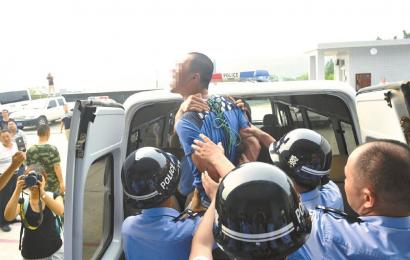 6月19日，安岳縣看守所，押赴刑場的一刻，劉明（化名）跳起來托付親友照顧好父母。吳小川 攝
