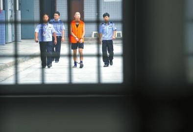 劉明前往家屬會見室和父母見最后一面。 吳小川 攝