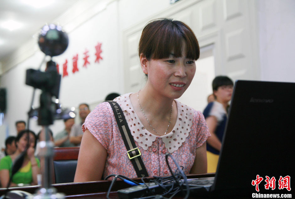 浙江江山韓亞空難親歷學(xué)生與國內(nèi)家長(zhǎng)進(jìn)行視頻對(duì)話 中新社發(fā) 李晨韻/攝