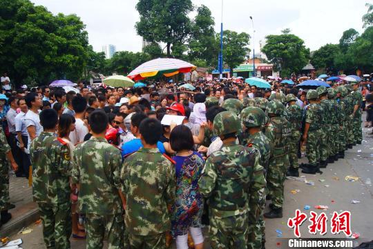 7月9日，聚集在中國(guó)人民銀行北海市中心支行的外地民眾越來(lái)越多，當(dāng)?shù)毓俜讲坏貌怀鰟?dòng)大批邊防、武警前往維