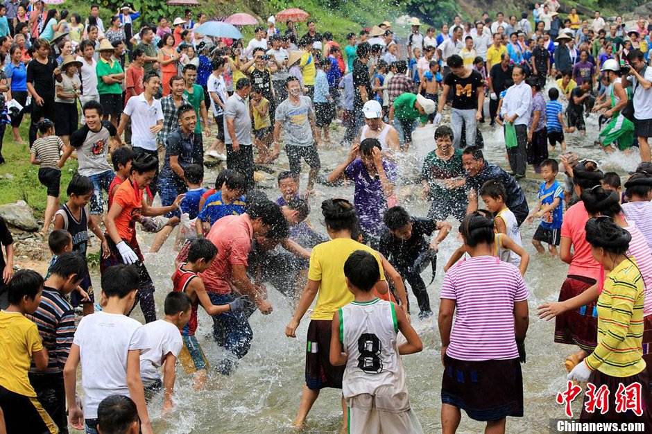 圖為7月9日，村民在小河里摸魚(yú)搶魚(yú)。譚凱興 攝
