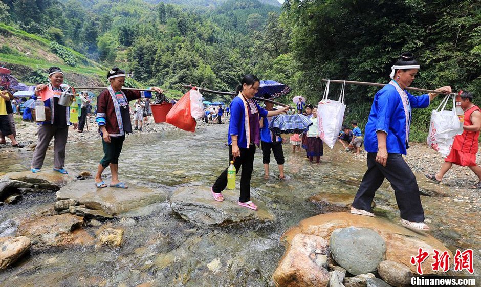 7月9日，一年一度的鬧魚(yú)節(jié)在廣西融水苗族自治縣白云鄉(xiāng)保江村舉行，附近村屯的居民前往集會(huì)地參加節(jié)日活動(dòng)