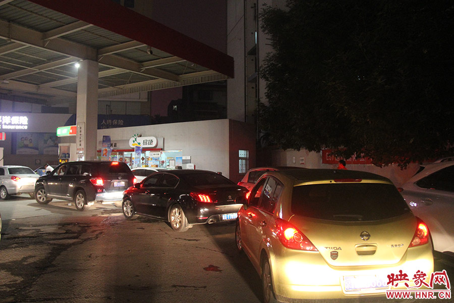 加油站內(nèi)，車主們正在正待為愛車加油