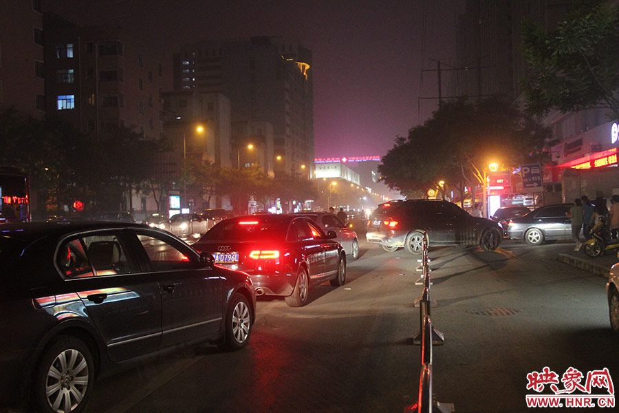 等待加油的車輛已經(jīng)排到了加油站外的道路上。