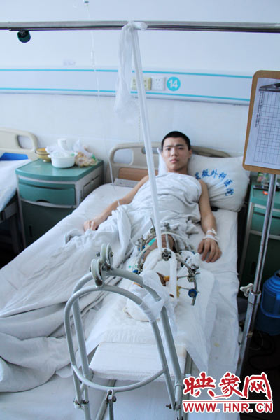 “如果有人肯幫我出4萬元的醫(yī)藥費(fèi)，我愿意為他免費(fèi)工作3年，多苦多累都行?！?月26日，躺在病床里上的