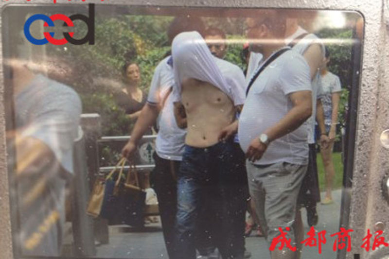 圖為事發(fā)現(xiàn)場，嫌疑人被警方控制。