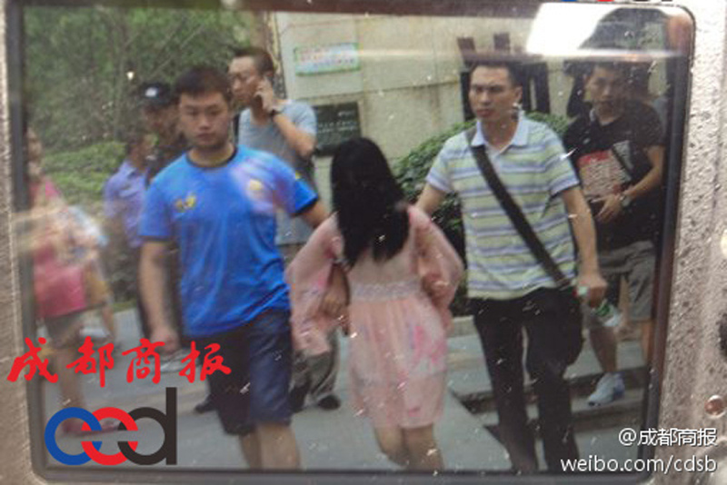 圖為事發(fā)現(xiàn)場，嫌疑人被警方控制。