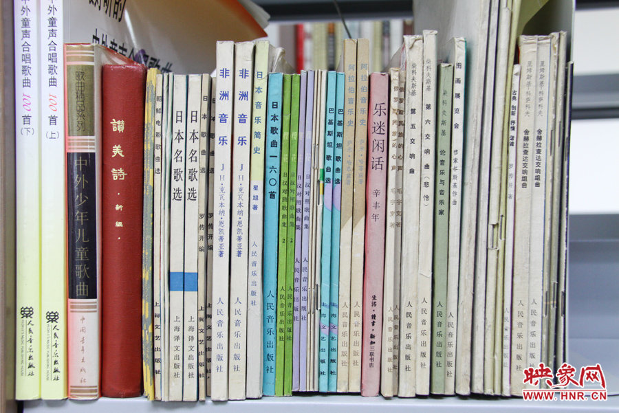 圖書(shū)館里豐富的館藏圖書(shū)能滿足不同讀者的需求