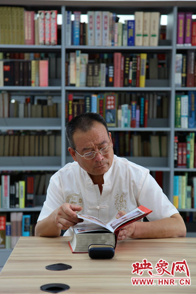 圖書(shū)館內(nèi)巨大的存書(shū)量，能讓鄭州市民盡情感受閱讀的快樂(lè)。