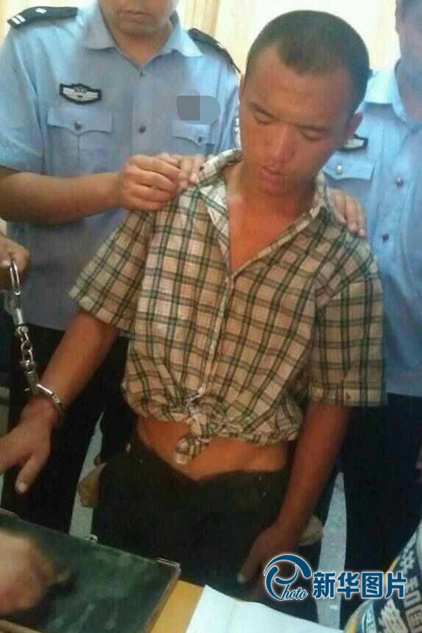 2013年8月20日午間，河南省安陽警方將“8.19公交搶劫案”嫌犯24歲的周江波緝拿歸案。圖片來