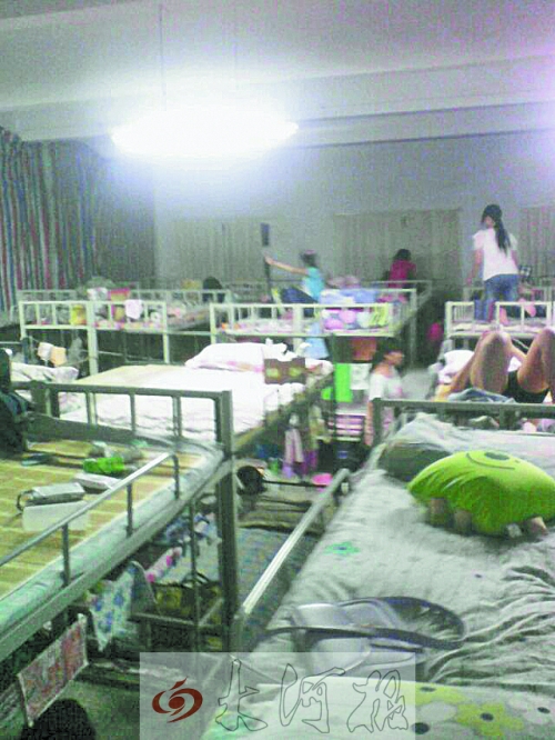 住在電教室里的女生們，擁擠不堪。
