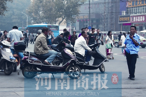 　火車站廣場(chǎng)北側(cè)，幾輛摩的正在等客