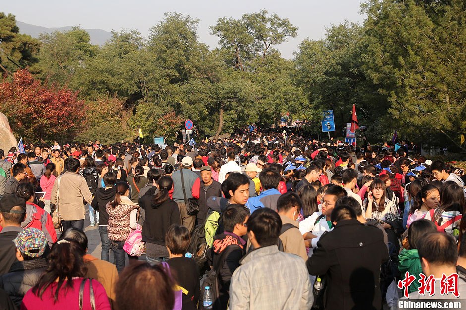 　10月26日，北京香山公園內(nèi)游客摩肩接踵。