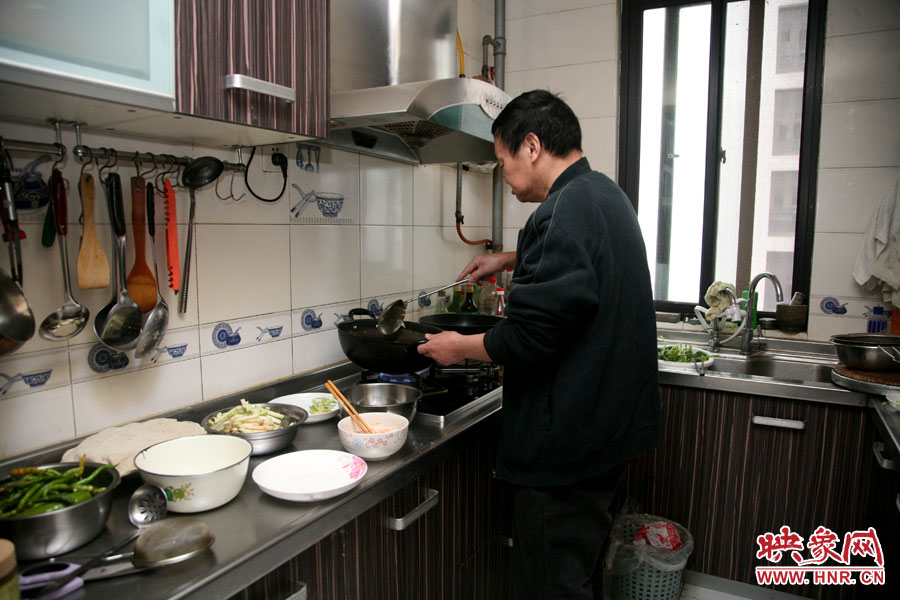 由于二老年齡也大了，于是姥姥的弟弟來住在家中幫忙照顧海龍