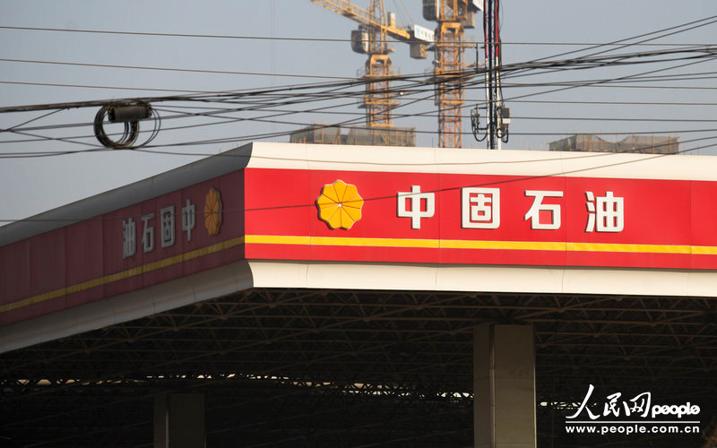 12月11日，西安市東三環(huán)北段，一名字為“中固石油”的加油站從遠(yuǎn)處看去和“中國石油”加油站十分相似。