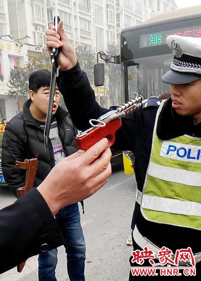 據當事交警描述，男子自知車上有刀，在車輛被逼停后，車上的另一名男子試圖將刀具交給到達現場的同伴。
