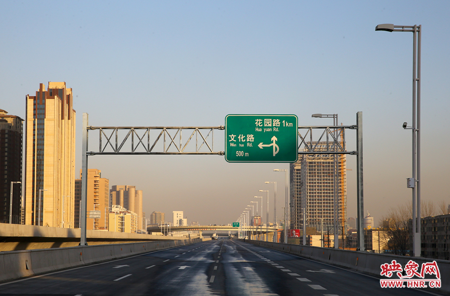 北三環(huán)快速路文化路段標(biāo)識牌提示，匝道直接可上文化路向北。