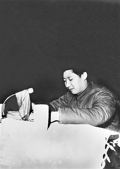 1983年12月22日,時(shí)任中共正定縣委書(shū)記習(xí)近平在發(fā)展商品生產(chǎn)三級(jí)干部會(huì)上講話。