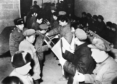 1985年4月6日,時(shí)任中共正定縣委書(shū)記習(xí)近平在全縣首季開(kāi)門(mén)紅表彰大會(huì)上頒獎(jiǎng)。
