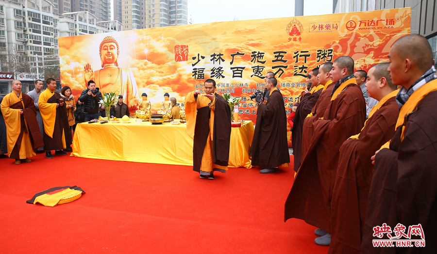 1月8日上午，鄭州市中原萬達(dá)廣場上，少林寺的僧人們?yōu)榕D八節(jié)做法事施粥。