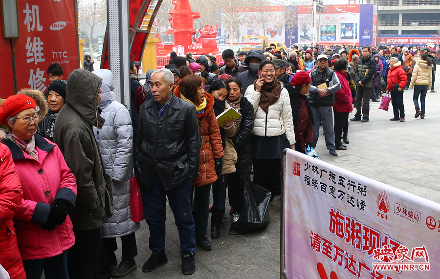1月8日上午，少林寺布施臘八粥的現(xiàn)場市民排起了長隊(duì)，足有上千人前來領(lǐng)取五行粥