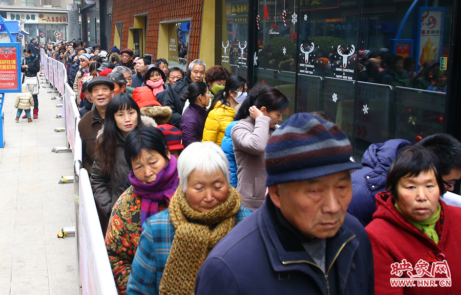 領(lǐng)粥的市民排起了長隊(duì)，足有上千人。