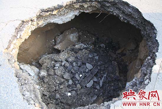 坑口直徑約兩米，路面下形成中空的大坑，約有15平方米。