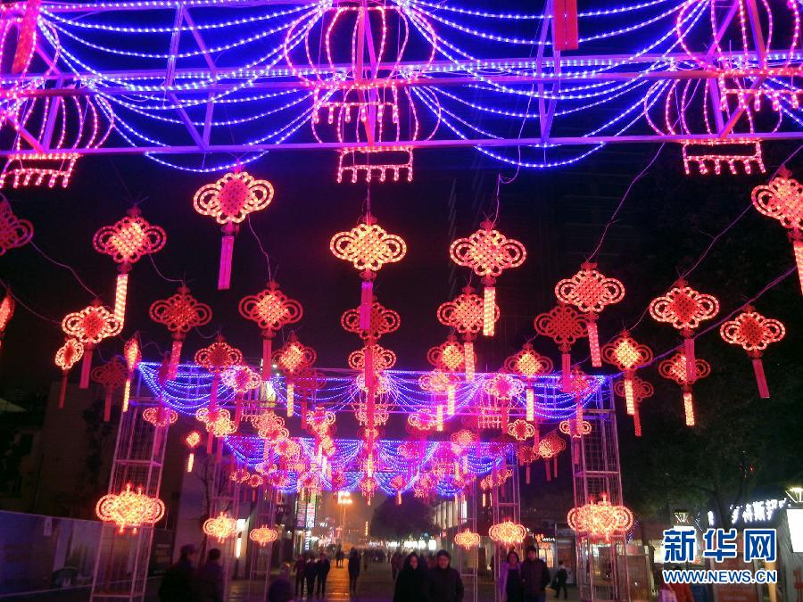 　1月30日，市民走在由中國結(jié)霓虹燈裝扮的蘇州街頭。