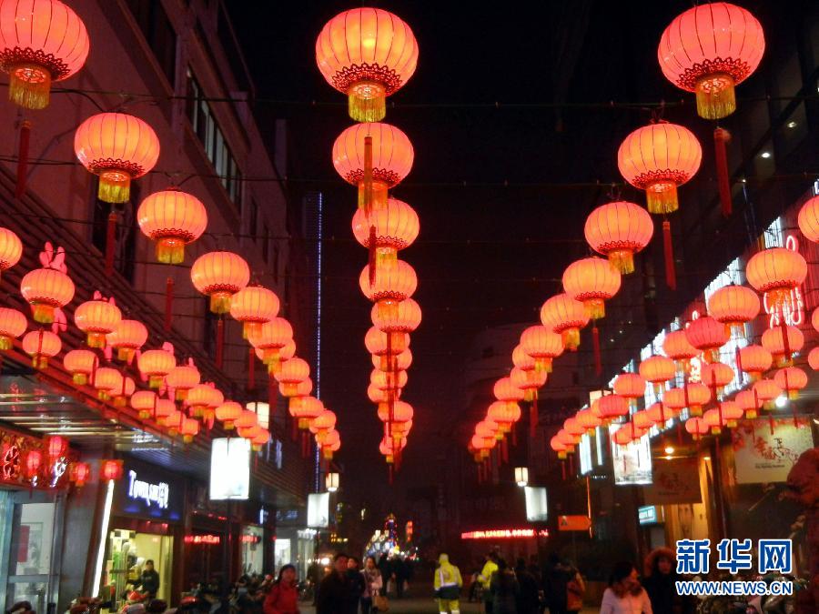 　1月30日，市民行走在大紅燈籠裝飾的蘇州街頭。