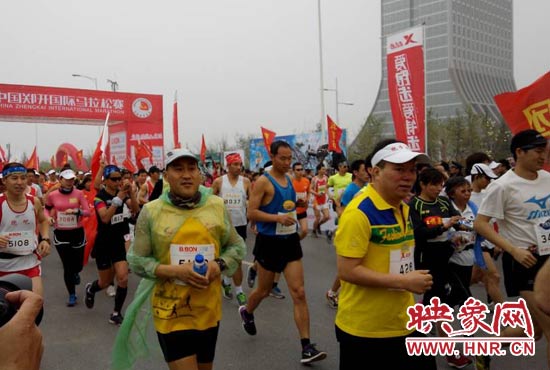 3月30日上午8點(diǎn)20分，2014鄭開國(guó)際馬拉松賽在鄭開大道鳴槍起跑。