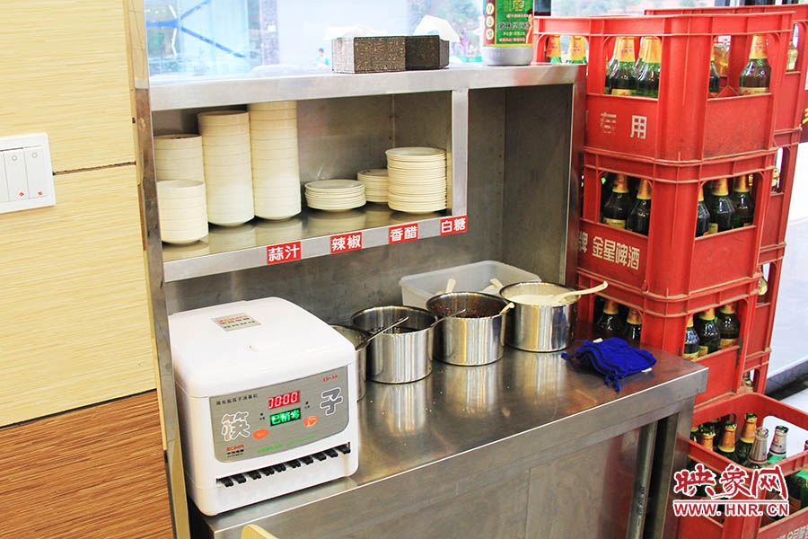 調(diào)料、小碟、餐具也都被放在另一張單獨的桌子上,需要用餐者“自助”。