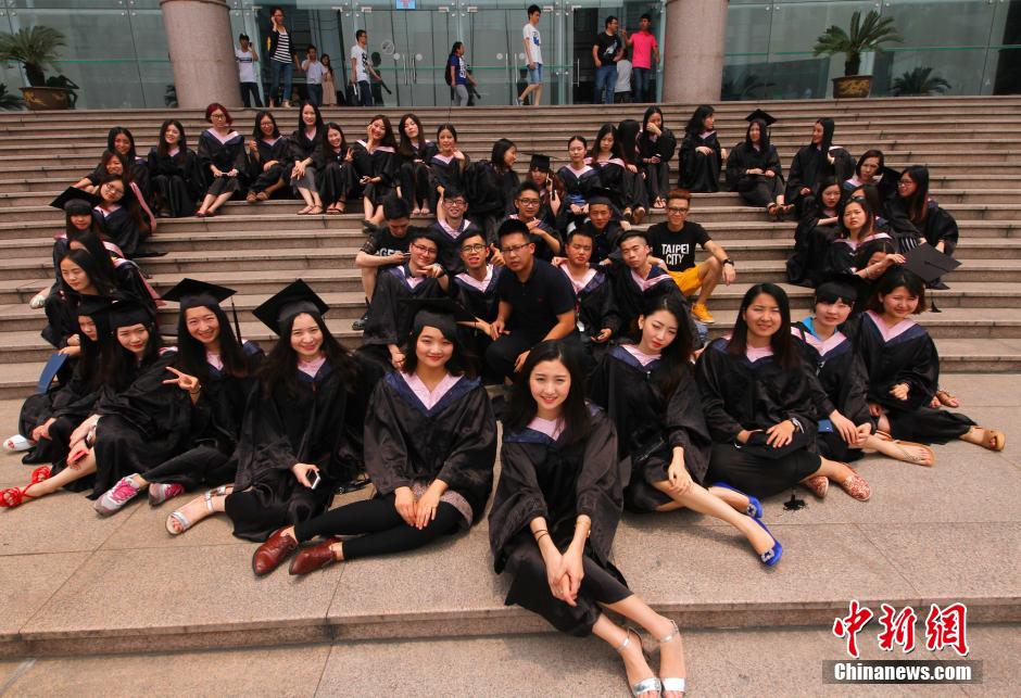 6月6日，浙江理工大學(xué)的畢業(yè)生們?cè)谛@中以賣萌、搞怪等獨(dú)具青春特色的方式告別大學(xué)生涯。中新社發(fā) 李晨