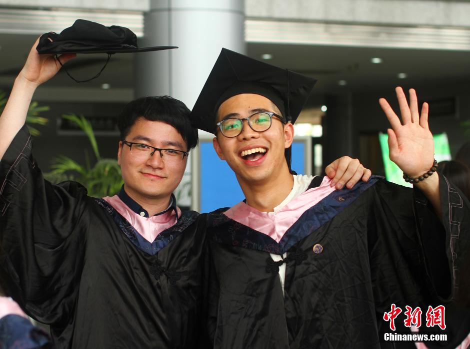 6月6日，浙江理工大學(xué)的畢業(yè)生們?cè)谛@中以賣萌、搞怪等獨(dú)具青春特色的方式告別大學(xué)生涯。中新社發(fā) 李晨