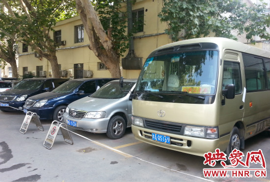 管城區(qū)委院內(nèi)已經(jīng)被封存公車在停車場停放。