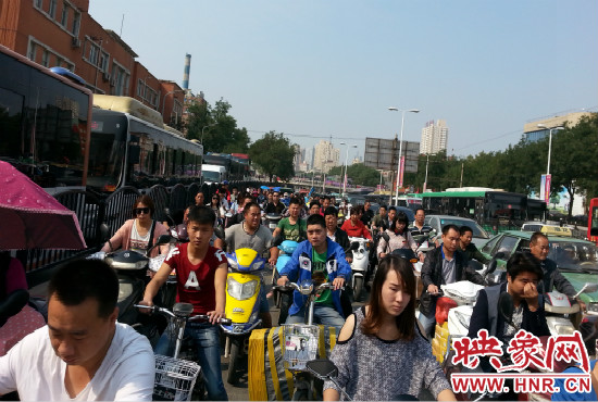 在一些易堵路段車輛仍然“寸步難行”。