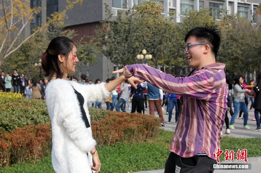 11月11日，河南財(cái)經(jīng)政法大學(xué)校園內(nèi)，300名在校大學(xué)生在上演了一出“光棍”也瘋狂的“快閃”大戲。