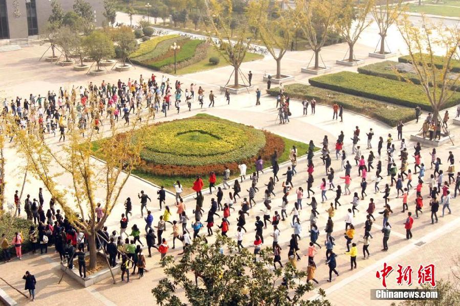 11月11日，河南財(cái)經(jīng)政法大學(xué)校園內(nèi)，300名在校大學(xué)生在上演了一出“光棍”也瘋狂的“快閃”大戲。